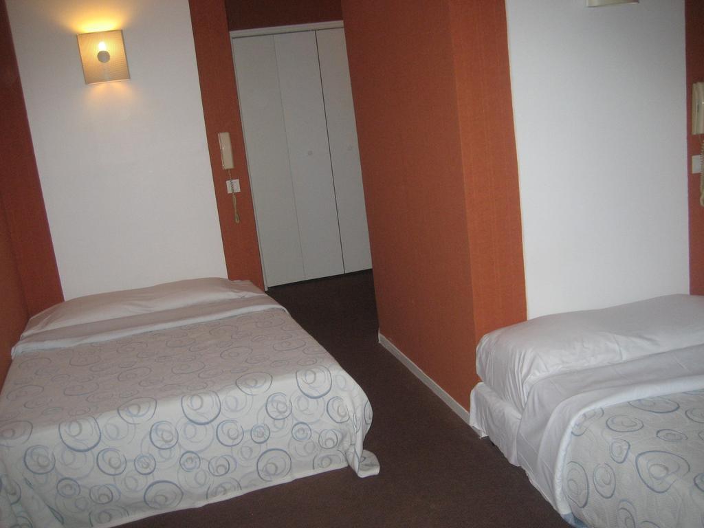Hotel Meteore Paris Rum bild